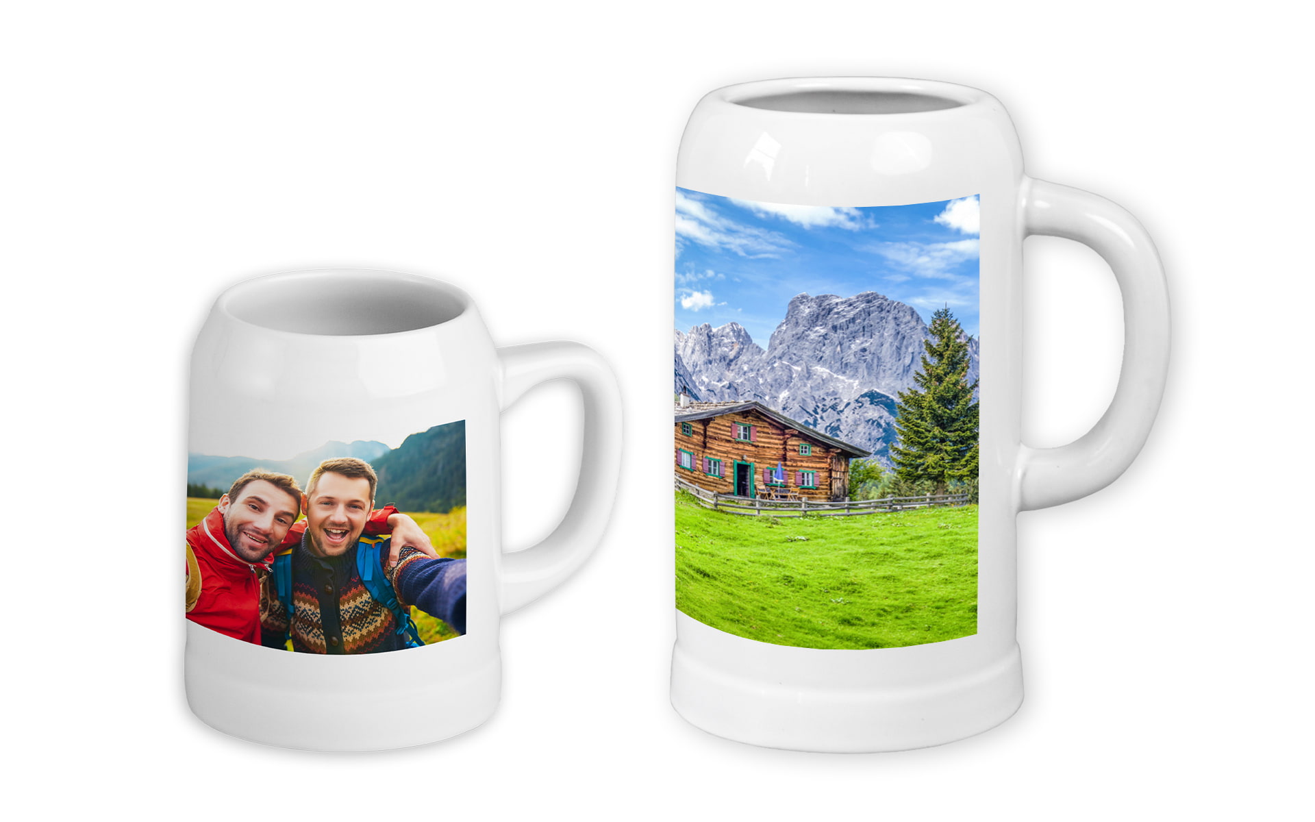 Gestalten Sie jetzt ihren persönlichen Bierkrug Zwei Bierkrüge, einer mit einem Freundschaftsbild, der andere mit einer Berglandschaft und einer Hütte.