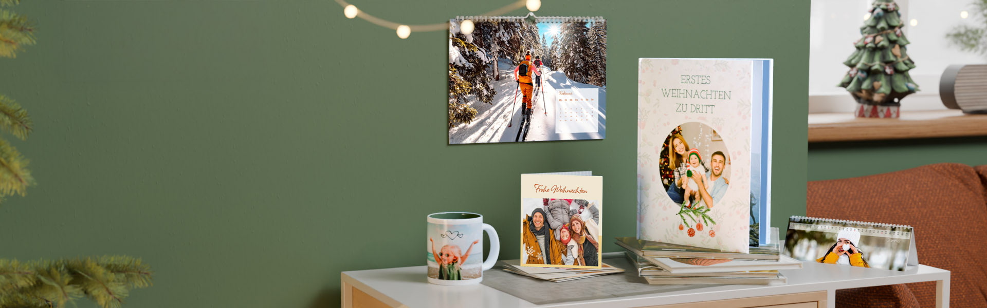 Sparen Sie jetzt auf all unsere Produkte!* Ein dekorierter Tisch mit Weihnachtsgeschenken, Fotos und einem Kalender in einem gemütlichen Raum.